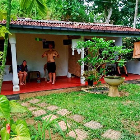 Arachchi Guest House Mirissa Bagian luar foto