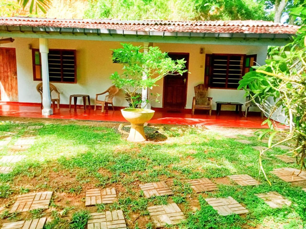 Arachchi Guest House Mirissa Bagian luar foto